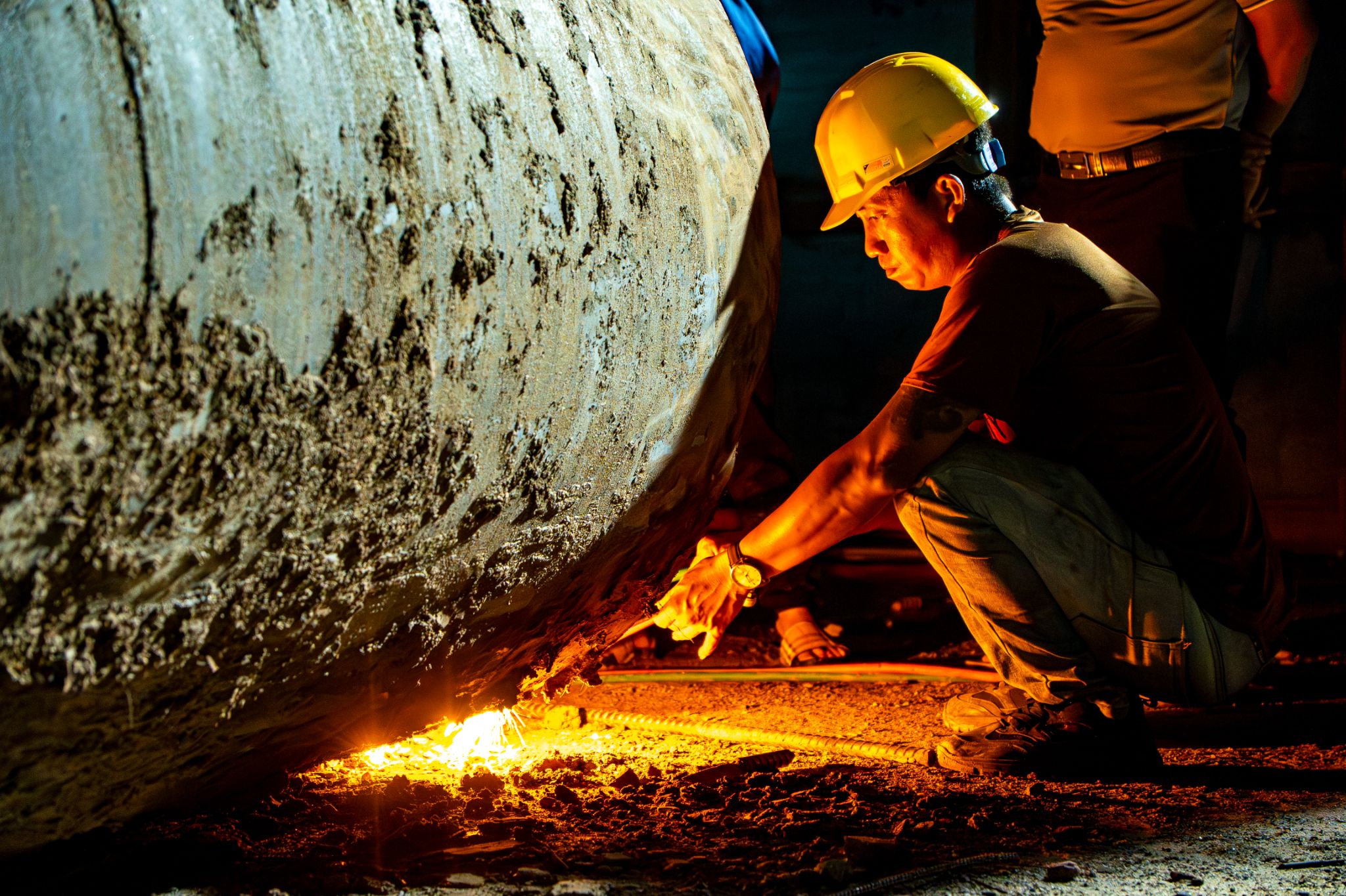 Hàng nghìn kỹ sư, công nhân cùng dàn máy móc vận hành liên tục theo nhịp “3 ca 4 kíp”, các nguồn lực được huy động tối đa, tiến độ được giám sát từng giờ nhằm đưa các công trình cán đích đúng hẹn.