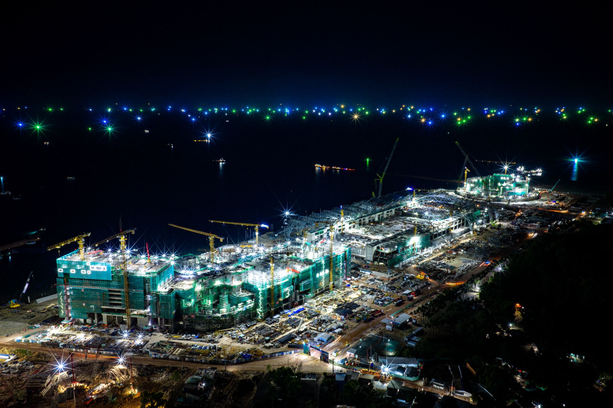 Tại Trung tâm Hội nghị và Triển lãm APEC - “trái tim” của tổ hợp APEC, không khí thi công diễn ra vô cùng khẩn trương. Hệ mái thép nhịp 81m kỳ vĩ dần lộ diện khung xương vững chãi. Sau khoảng 10 tháng thi công, đến nay, tổ hợp này đã hoàn thành hơn 90% kết cấu bê tông cốt thép.