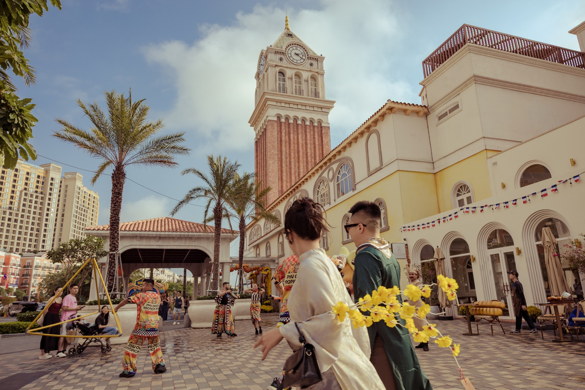 Du khách dạo bước trên các con đường lát đá mang phong cách Địa Trung Hải tại Sunset Town