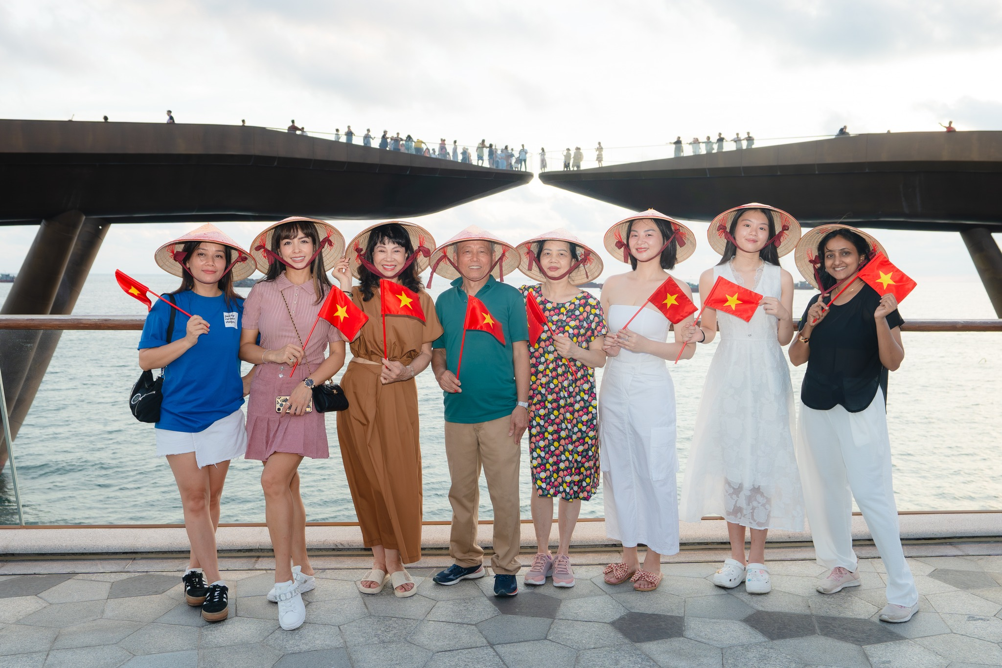 Du khách nên đặt vé tham quan và xem show trước để có trải nghiệm trọn vẹn nhất tại Sunset Town