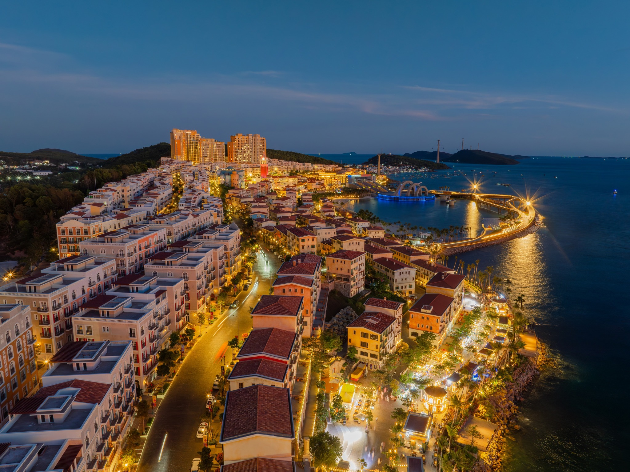 Ánh đèn vàng phản chiếu trên mặt biển tạo nên khung cảnh lung linh tại Sunset Town
