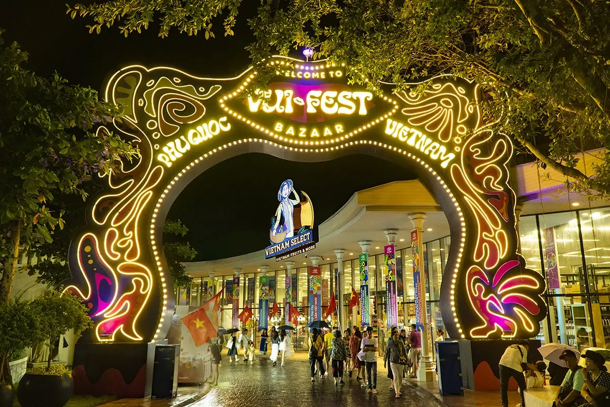 Chợ đêm Vui Phết Bazaar rực rỡ ánh đèn và tấp nập du khách về đêm