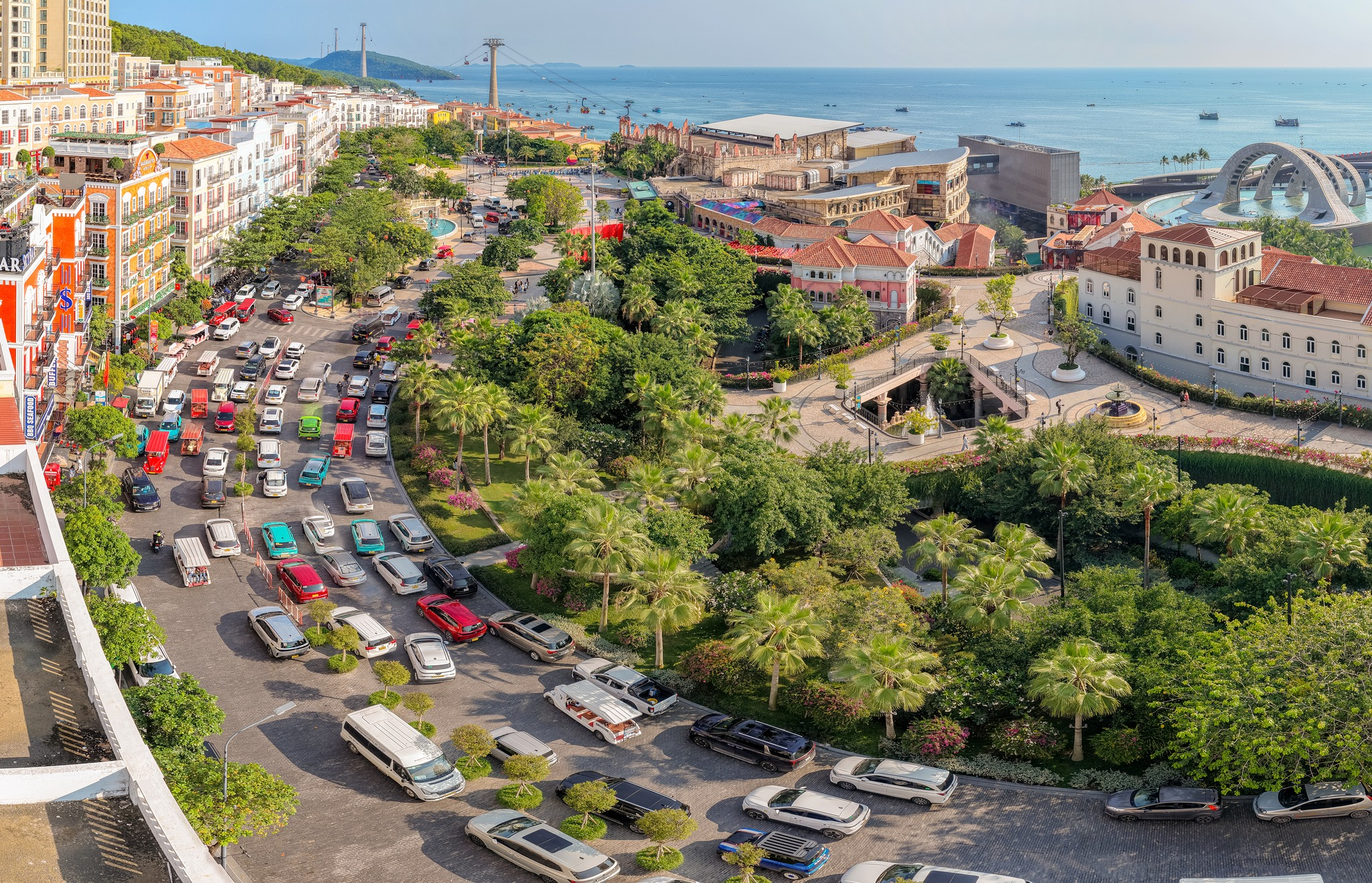 Sunset Town chia thành 3 phân khu khác nhau với những kiến trúc và điểm check-in độc đáo