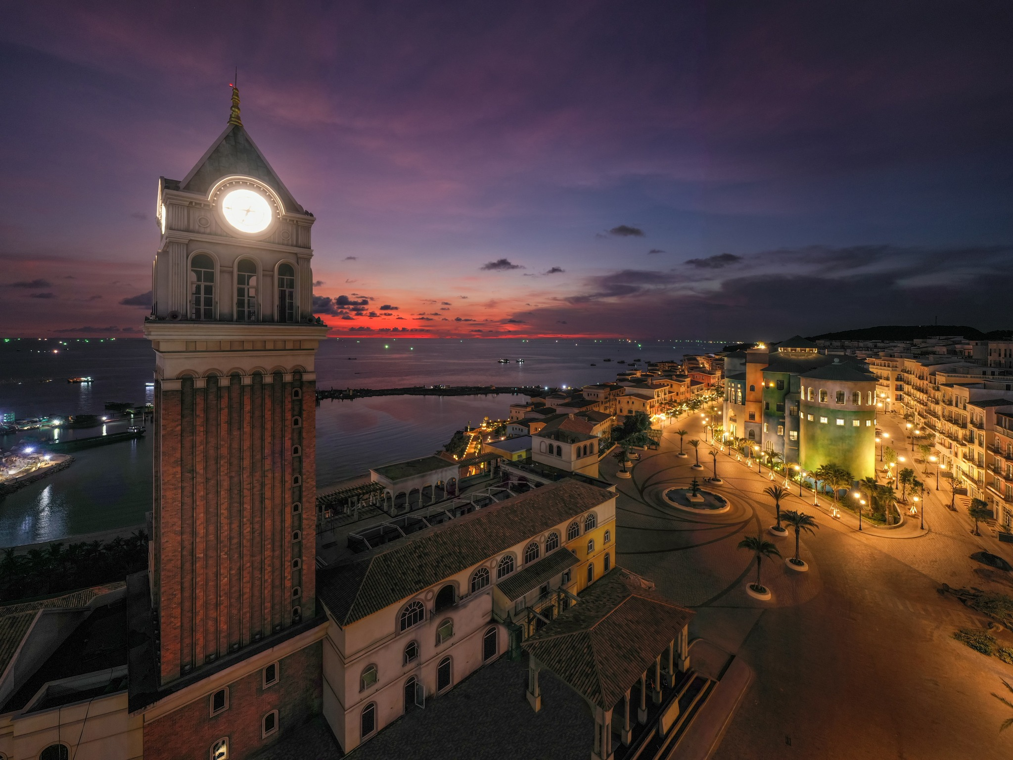 Tháp đồng hồ Venice nổi bật với gam màu đỏ gạch giữa lòng Sunset Town