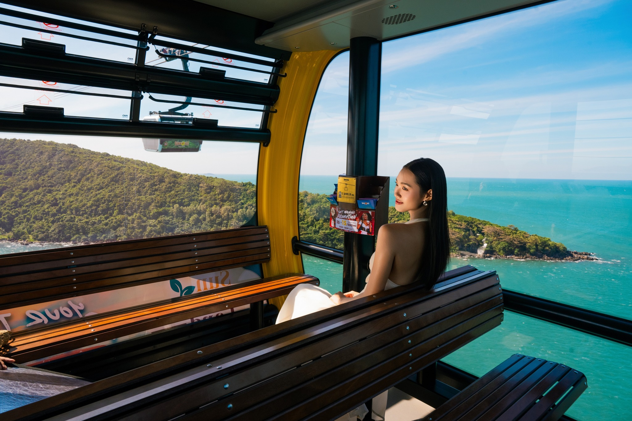 Cabin cáp treo Hòn Thơm mở ra toàn cảnh biển An Thới xanh ngọc từ trên cao