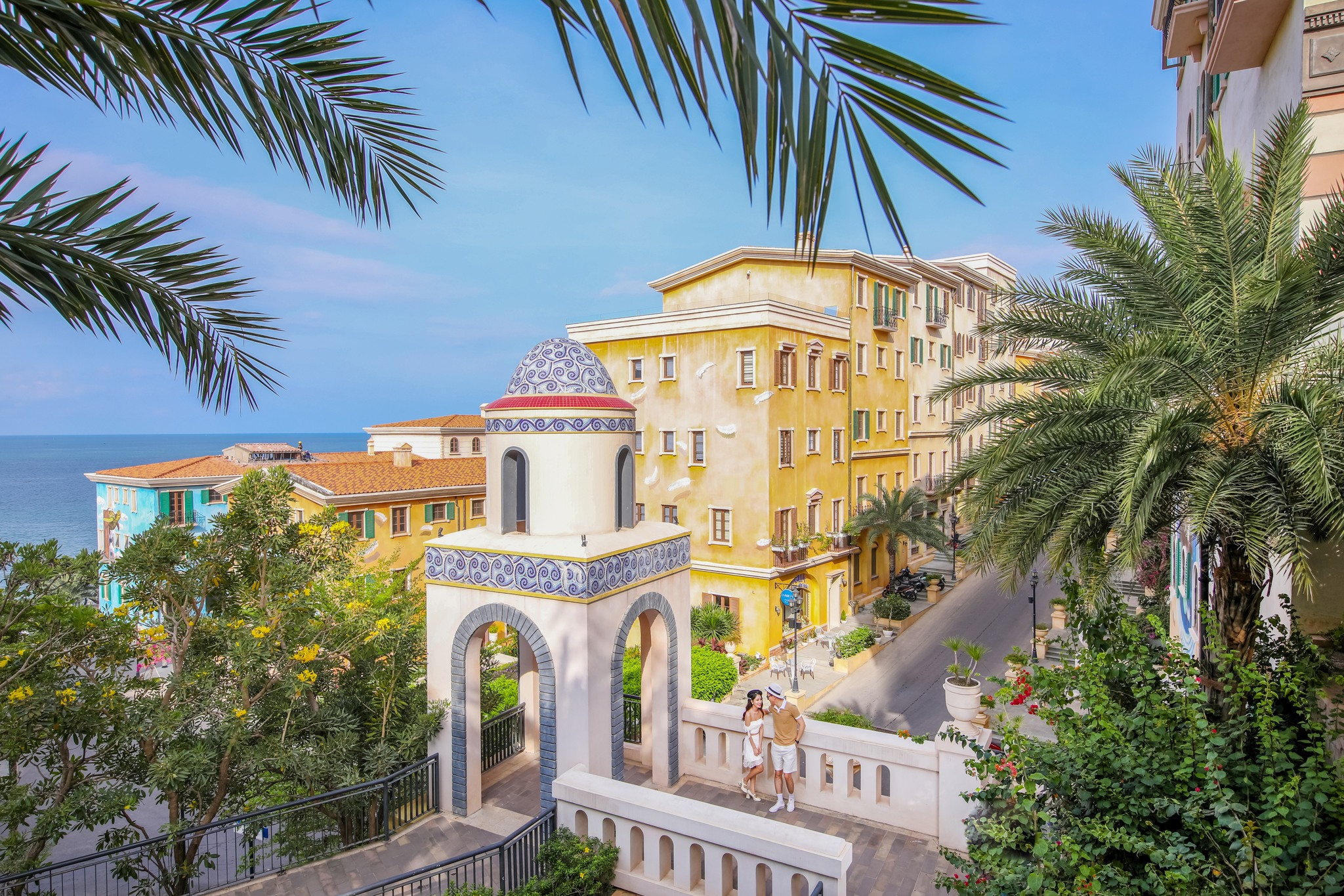 Kiến trúc mái vòm, tường màu pastel và ban công hướng biển đậm chất châu Âu tại Sunset Town