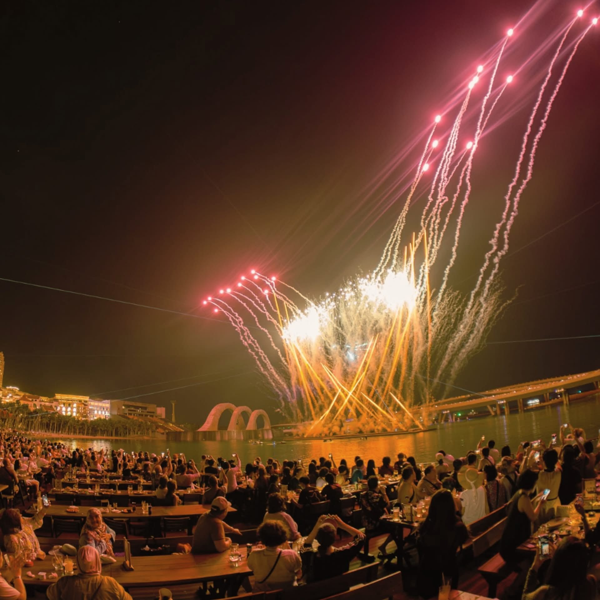 Pháo hoa rực sáng trên bầu trời Nam đảo trong show Symphony of the Sea