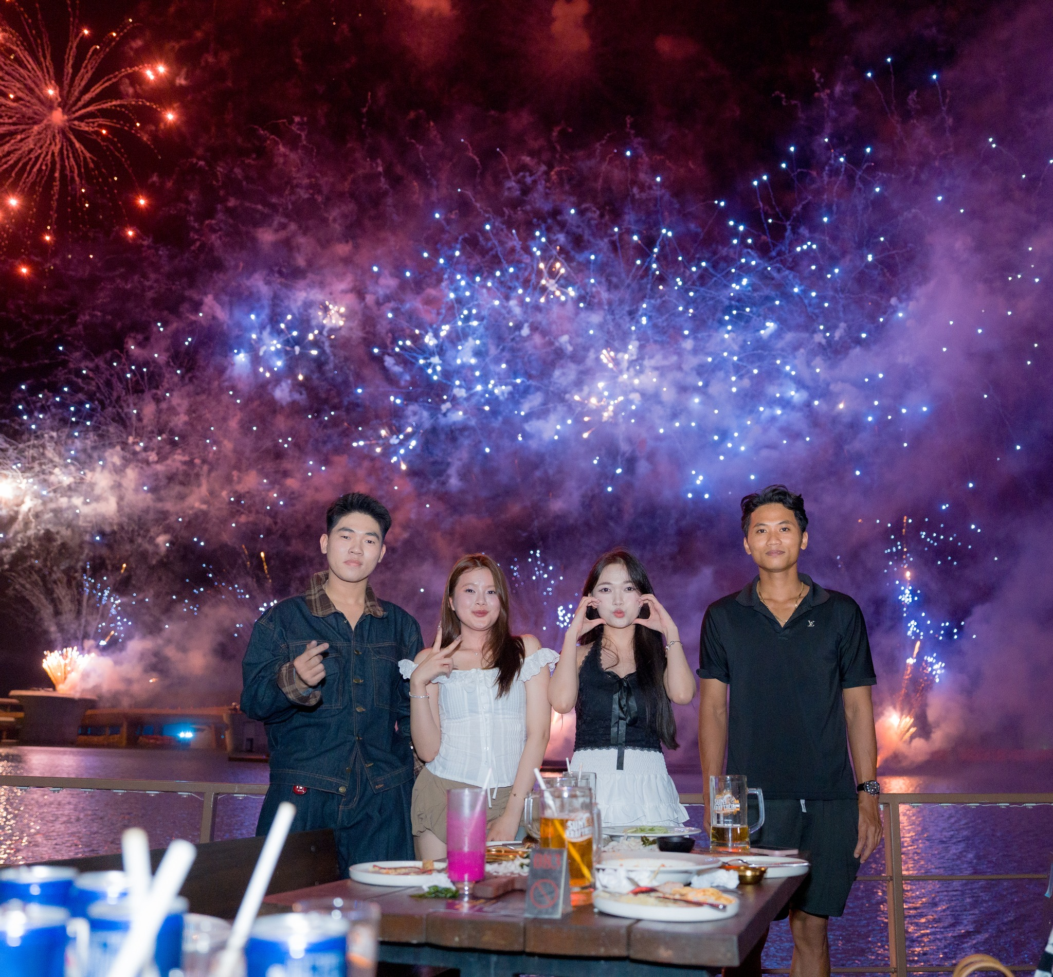 Lựa chọn chỗ ngồi xem show hợp lý sẽ giúp du khách có buổi tối vui chơi trọn vẹn tại Sunset Town