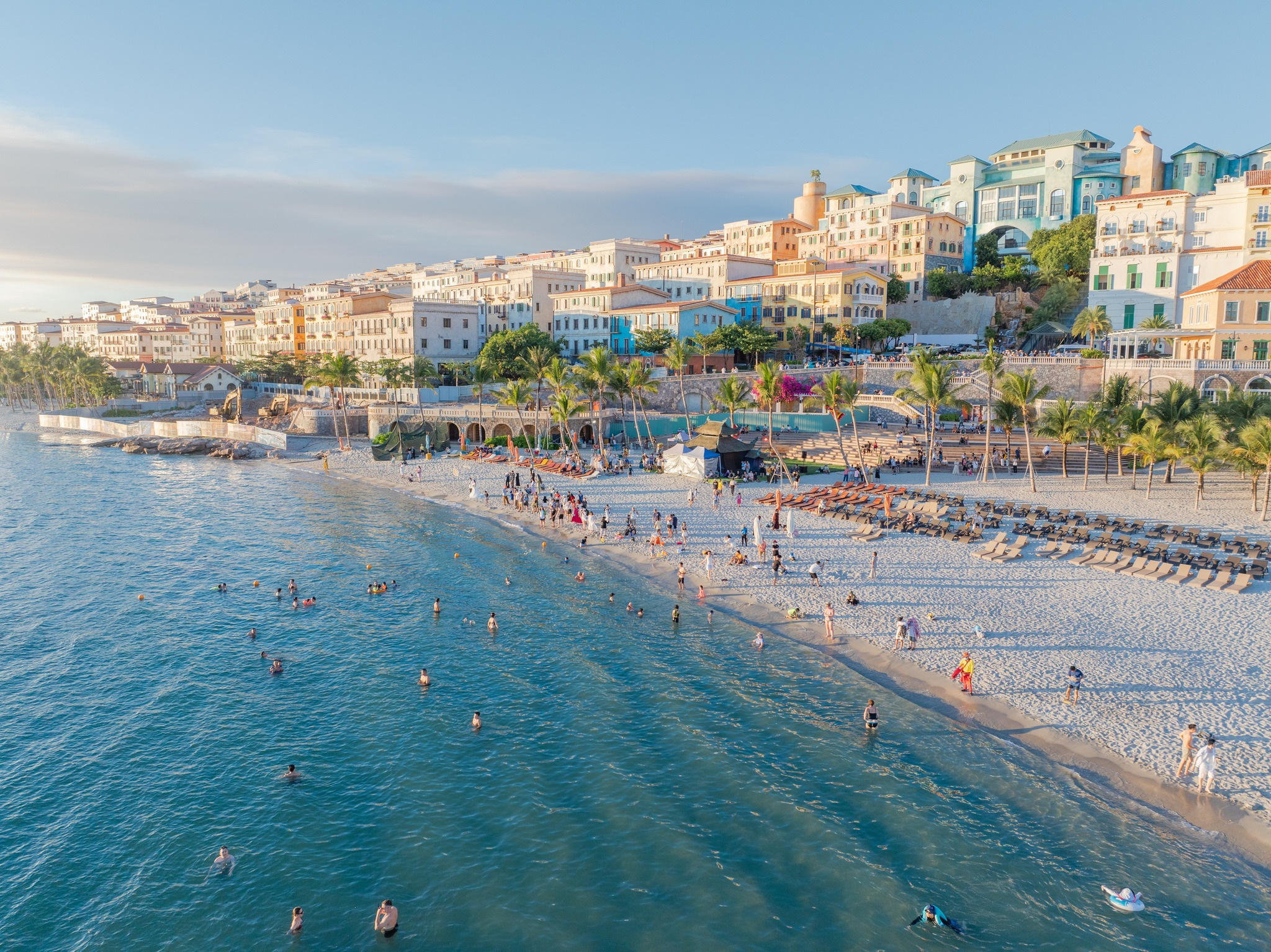 Những dãy nhà mang phong cách Amalfi nước Ý rực rỡ dưới nắng ban mai Phú Quốc