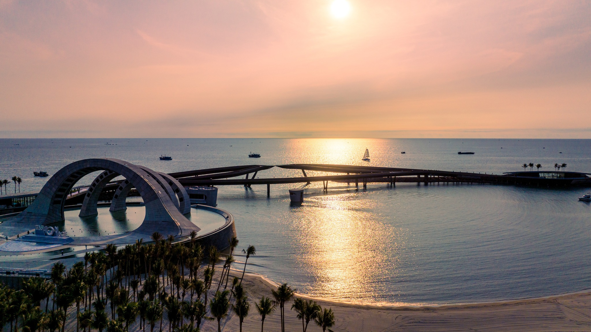 Hoàng hôn nhuộm vàng không gian Sunset Town khi du khách bắt đầu hành trình dạo bộ khám phá thị trấn