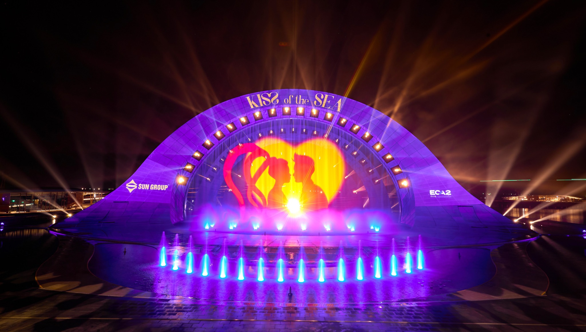 Show Kiss of the Sea gây ấn tượng với sân khấu thực cảnh quy mô lớn bên biển