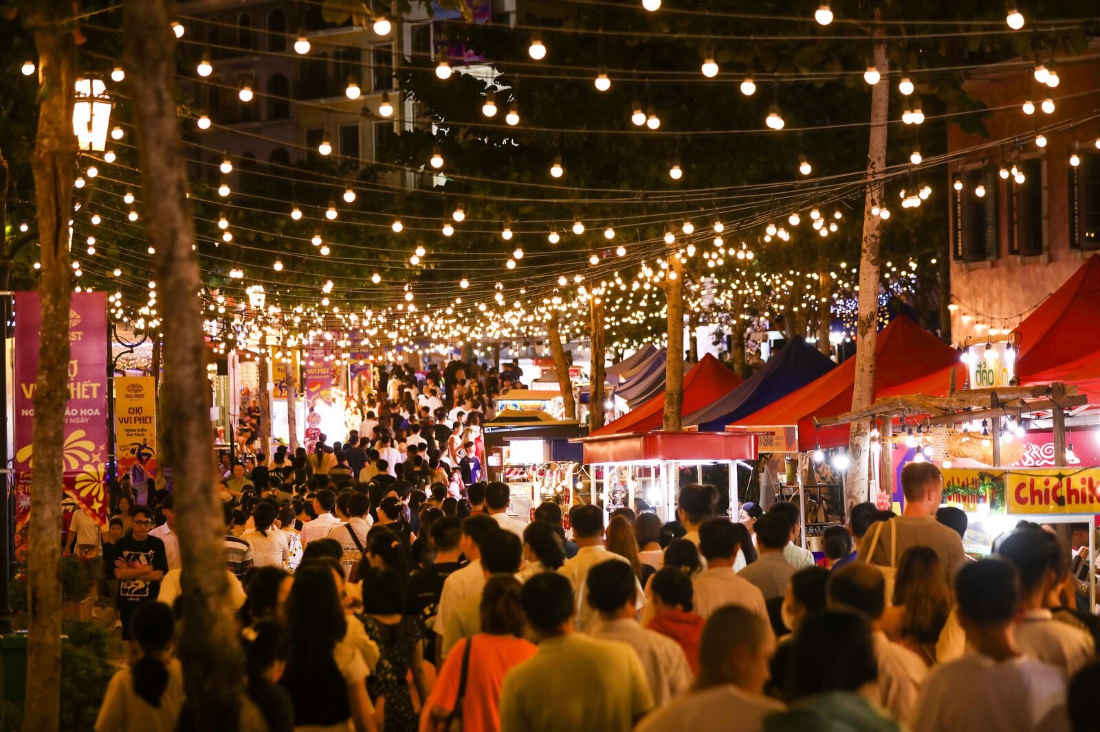 VUI-Fest Bazaar tấp nập với hàng loạt gian hàng ẩm thực và mua sắm