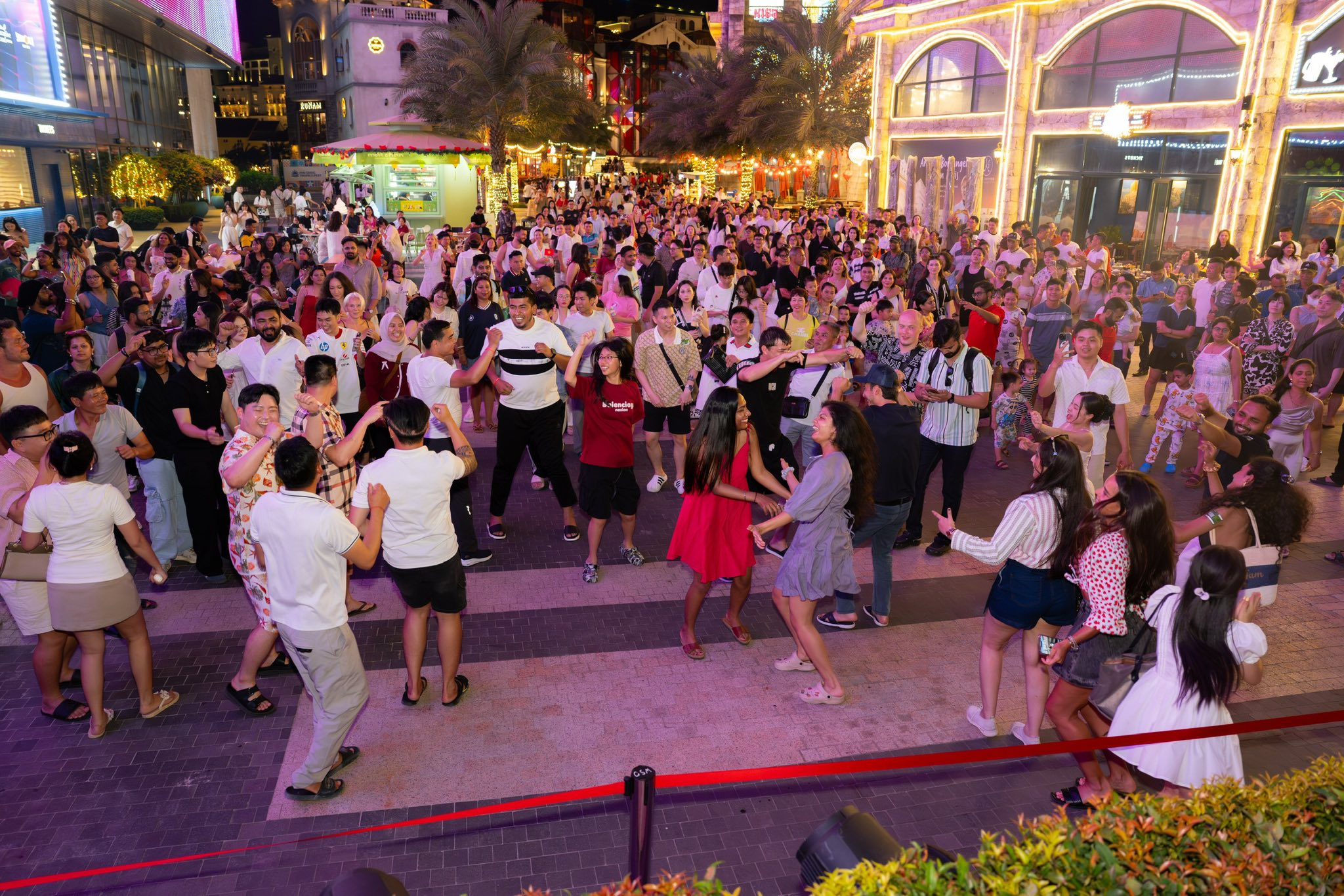 Phố đêm Sunset Town rực rỡ ánh đèn bên bờ biển Nam đảo Phú Quốc