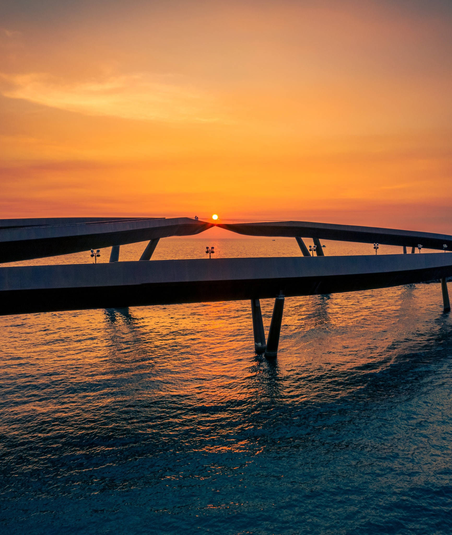 Cầu Hôn nổi bật giữa biển trời – biểu tượng check in không thể bỏ lỡ tại Sunset Town