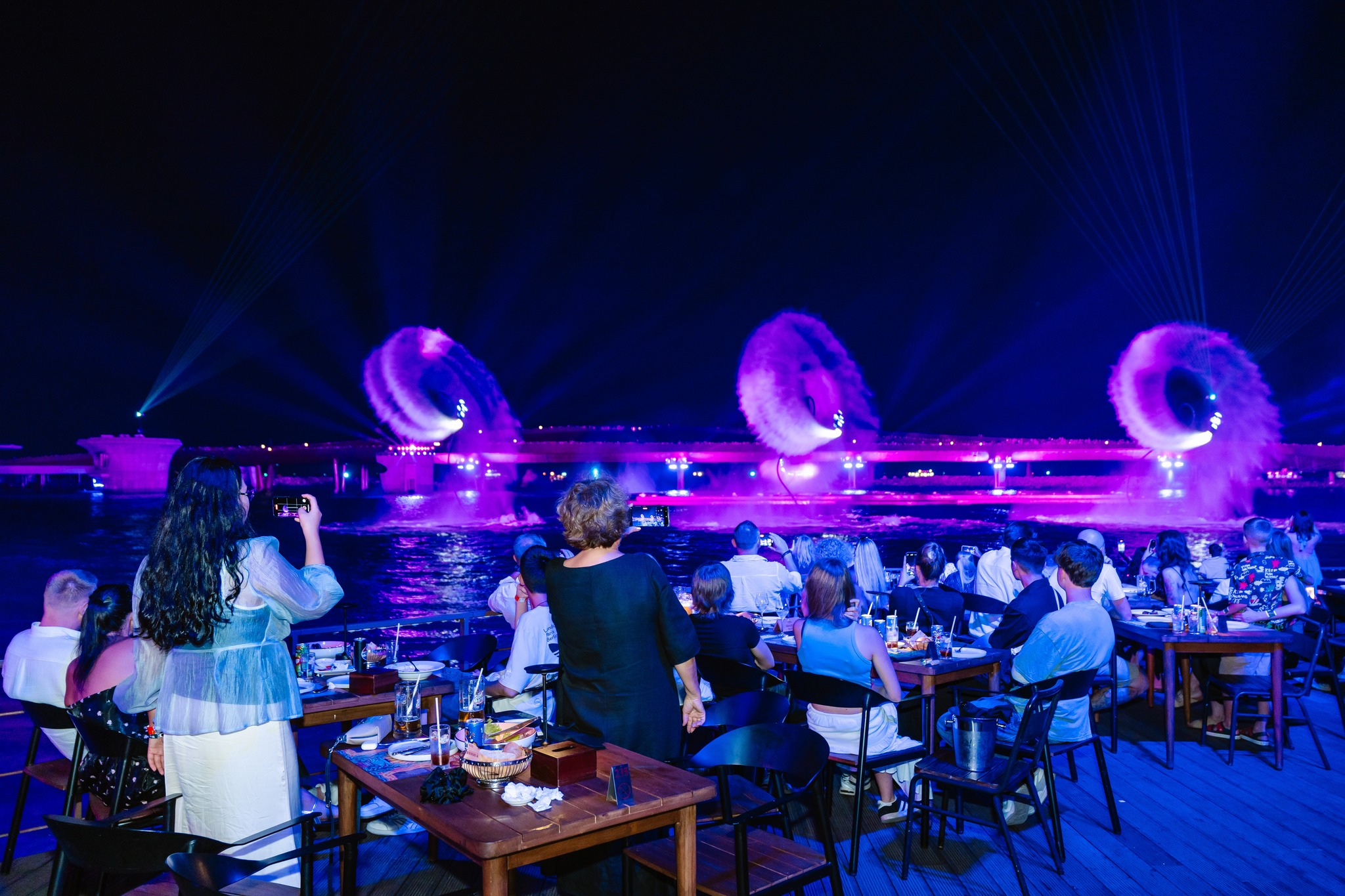 Du khách thưởng thức show diễn từ nhà hàng Sun Bravia GastroPub