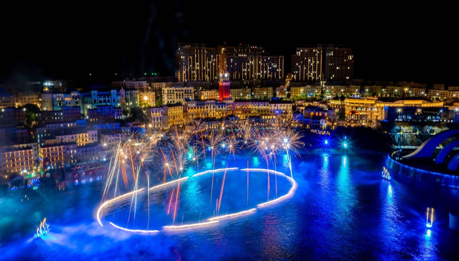 Show Symphony of the Sea bùng nổ với pháo hoa và ánh sáng rực rỡ