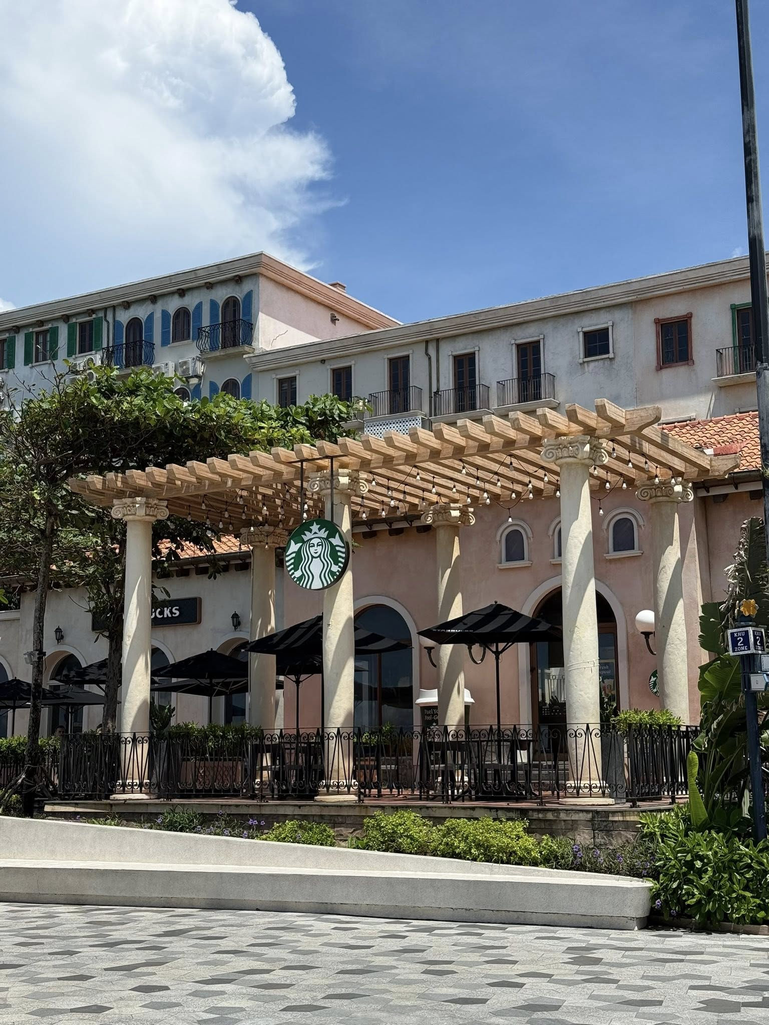 Thưởng thức cà phê tại Starbucks Sunset Town với view biển rộng mở