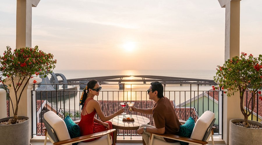 Du khách thưởng thức trà chiều sang trọng tại Il Salone