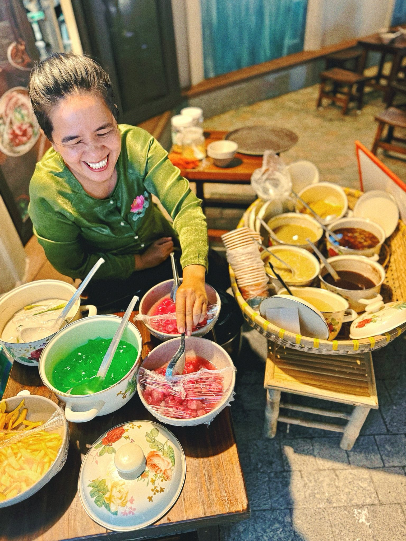 Những quầy đồ ăn vặt truyền thống độc đáo tại chợ đêm Vui Phết