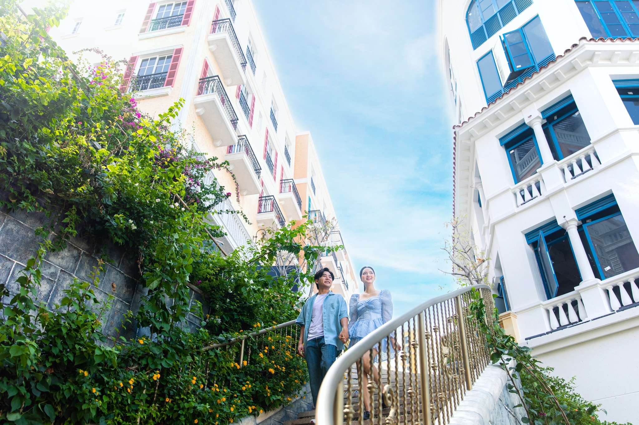 Cầu thang Rồng uốn lượn giữa những dãy nhà Địa Trung Hải đầy màu sắc