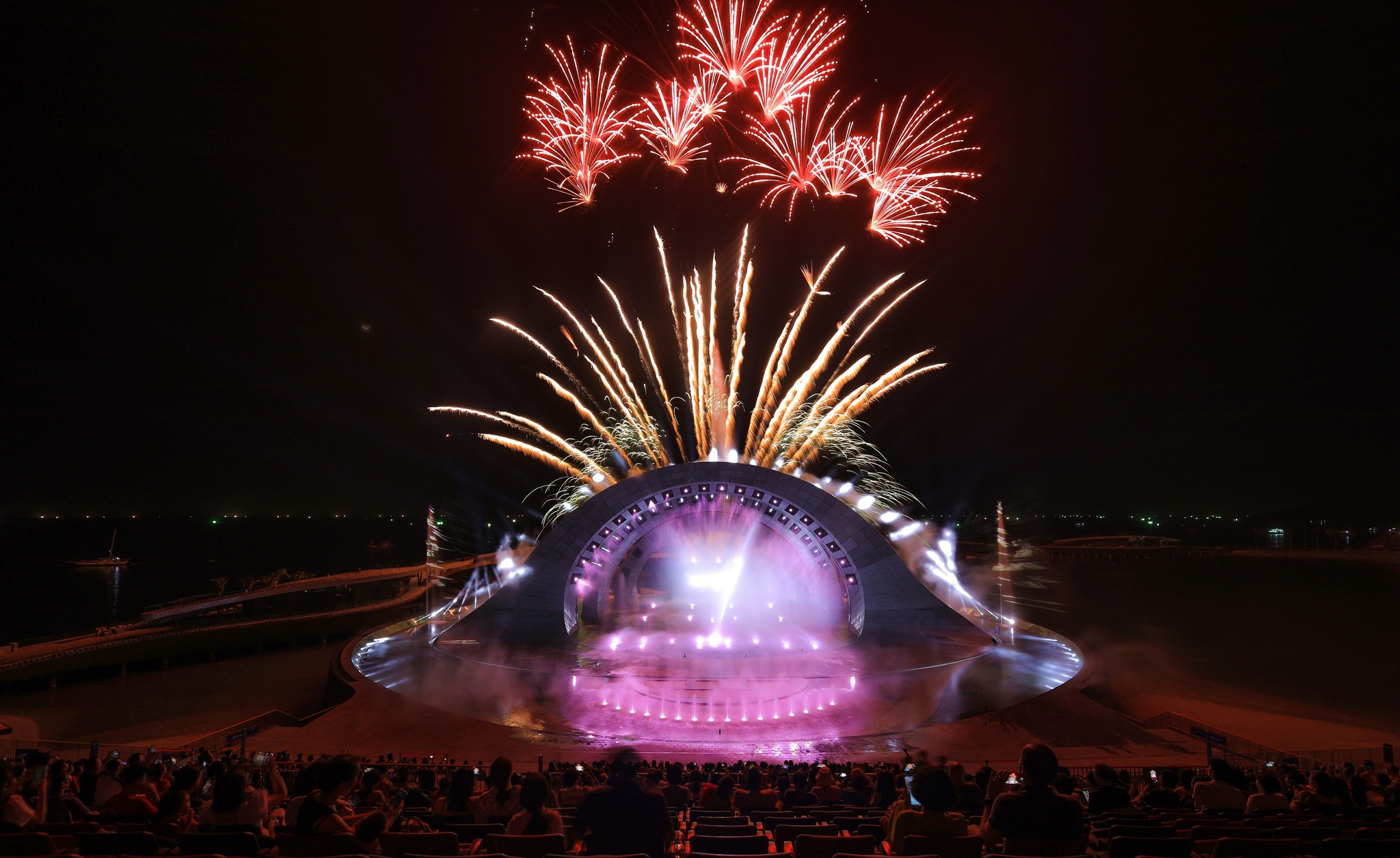Màn trình diễn pháo hoa trong show Kiss of the Sea tại Thị trấn Hoàng Hôn