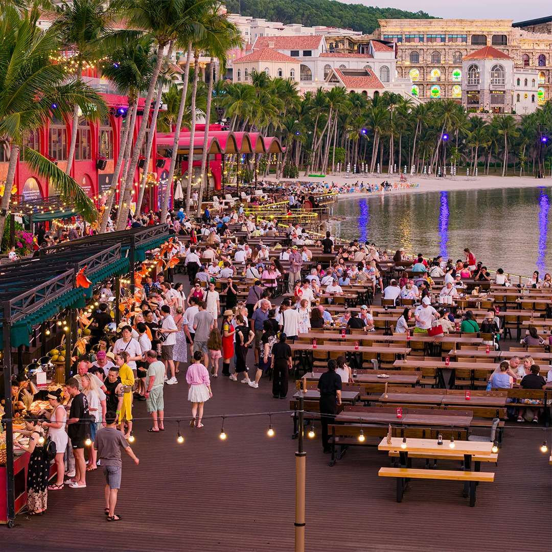 Du khách thưởng thức bia thủ công giữa không gian mang phong cách Bavaria tại Sunset Town