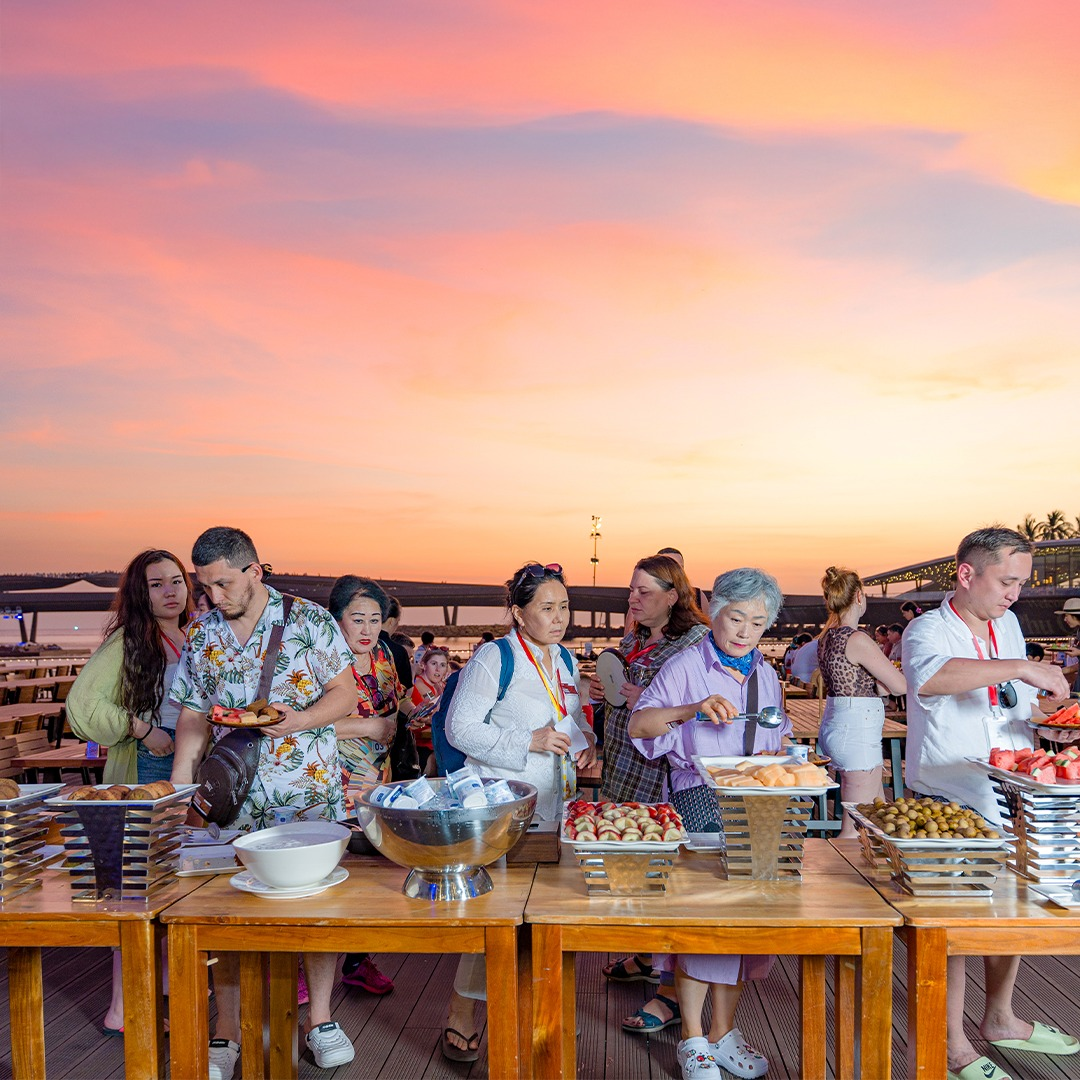 Thời điểm lý tưởng để bắt đầu dùng bữa tại Sun Bravia GastroPub là lúc hoàng hôn buông xuống
