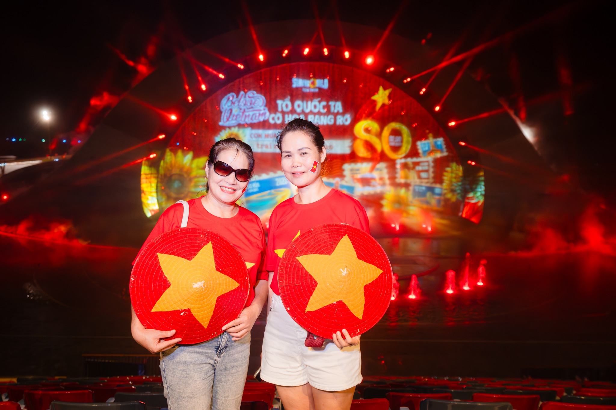 Du khách check-in tại sân khấu show Nụ hôn của biển cả
