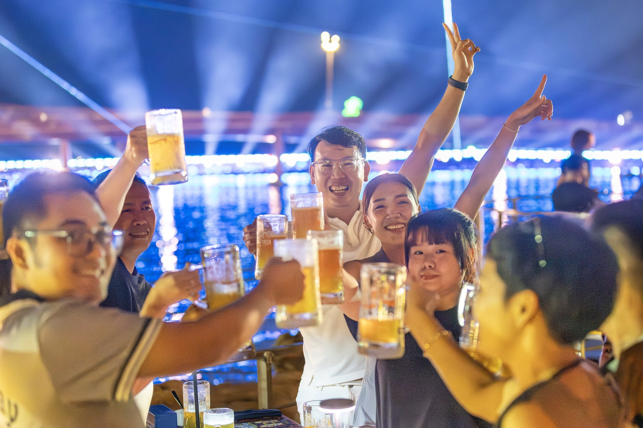 Không khí náo nhiệt và sôi động tại nhà hàng