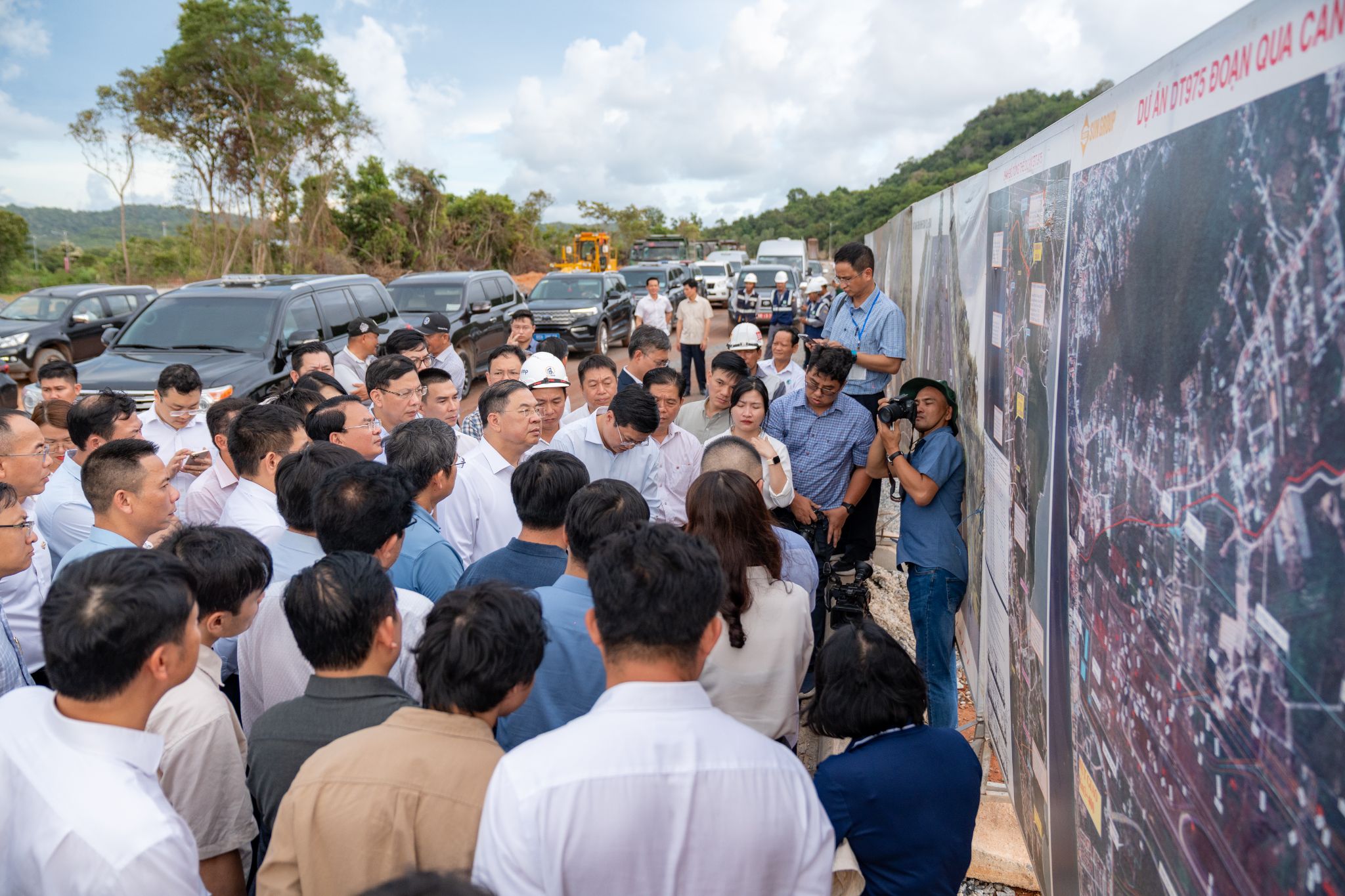 Phó Thủ tướng Phạm Gia Túc nghe báo cáo về tiến độ dự án đầu tư mở rộng đường tỉnh ĐT.975