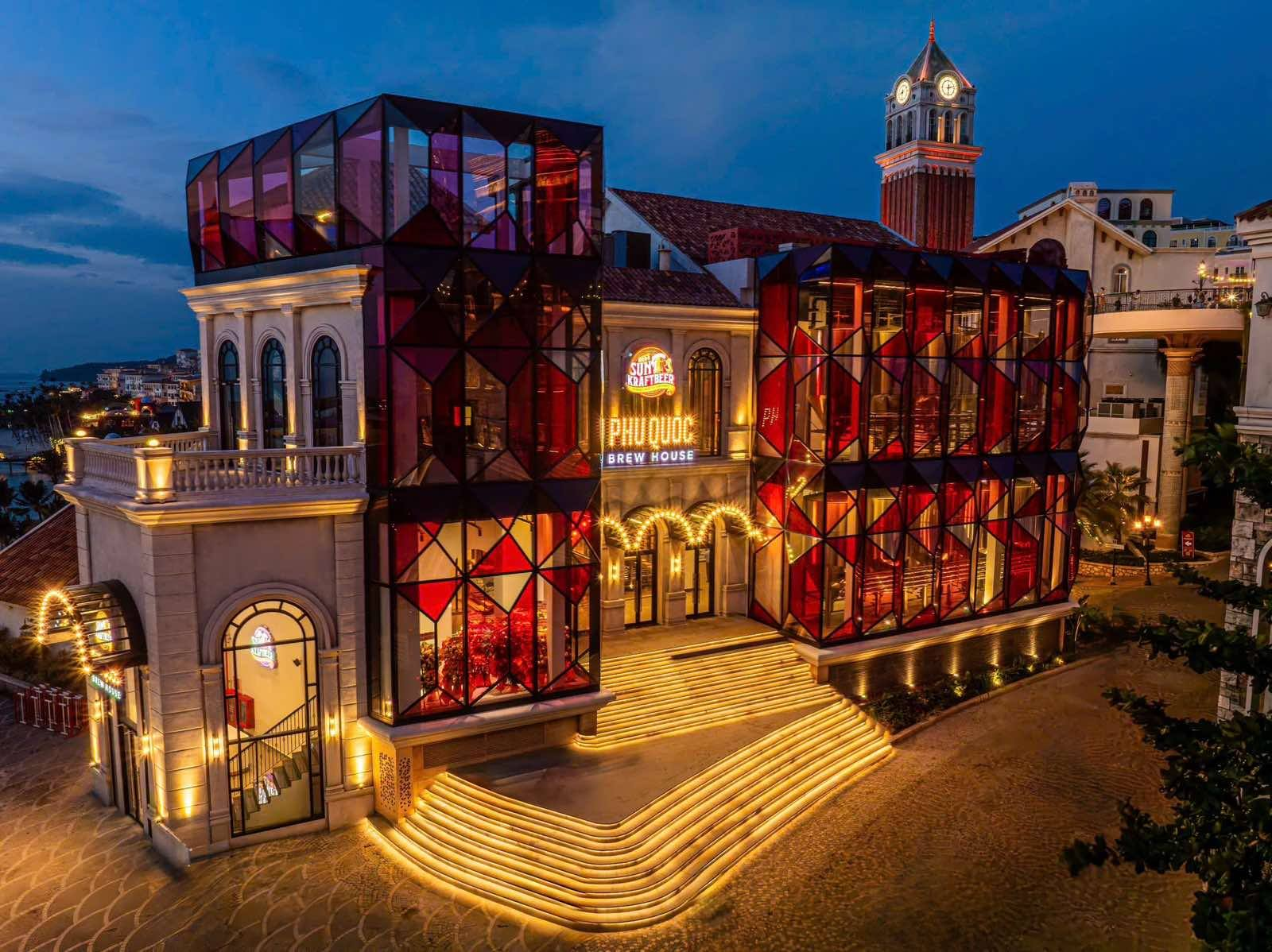Thiết kế độc đáo của Phu Quoc Brew House tựa như một viên pha lê đỏ khổng lồ