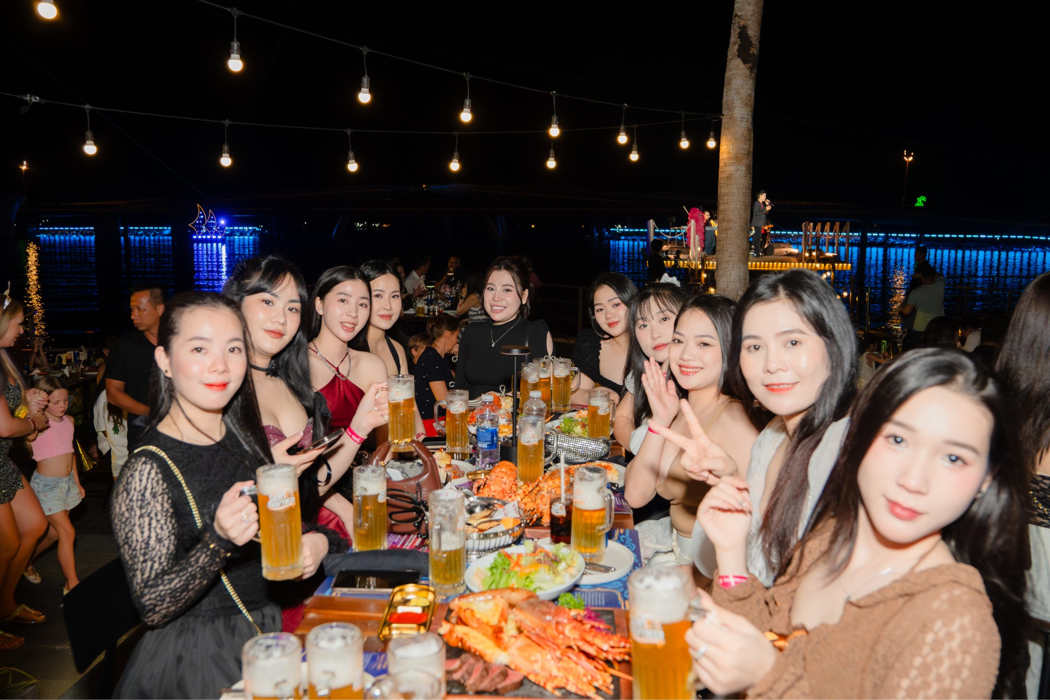 Du khách thư giãn cùng bia thủ công và ngắm pháo hoa tại Sun Bavaria GastroPub
