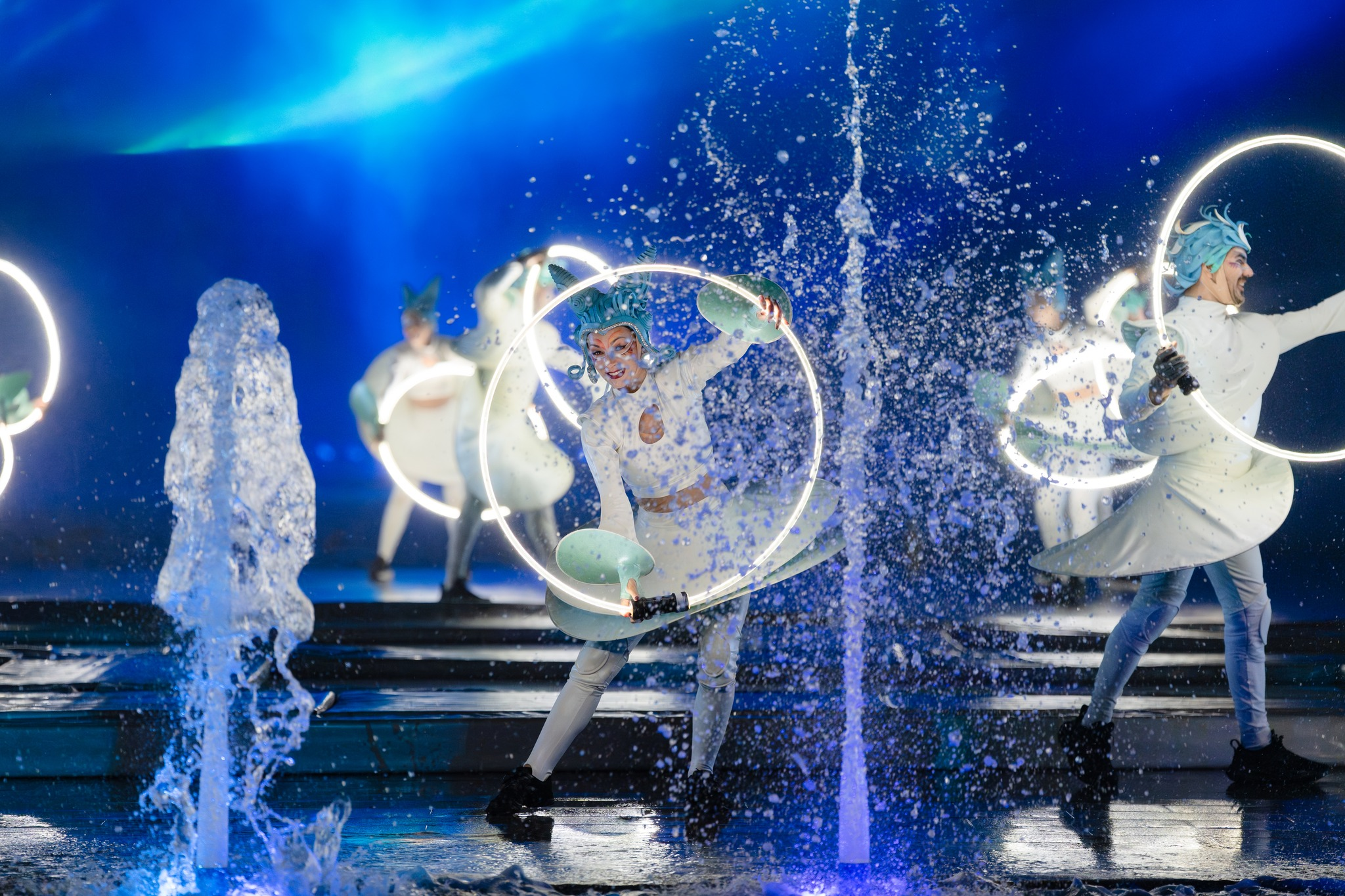 Những nghệ sĩ nước ngoài trình diễn trong show Nụ hôn của biển cả