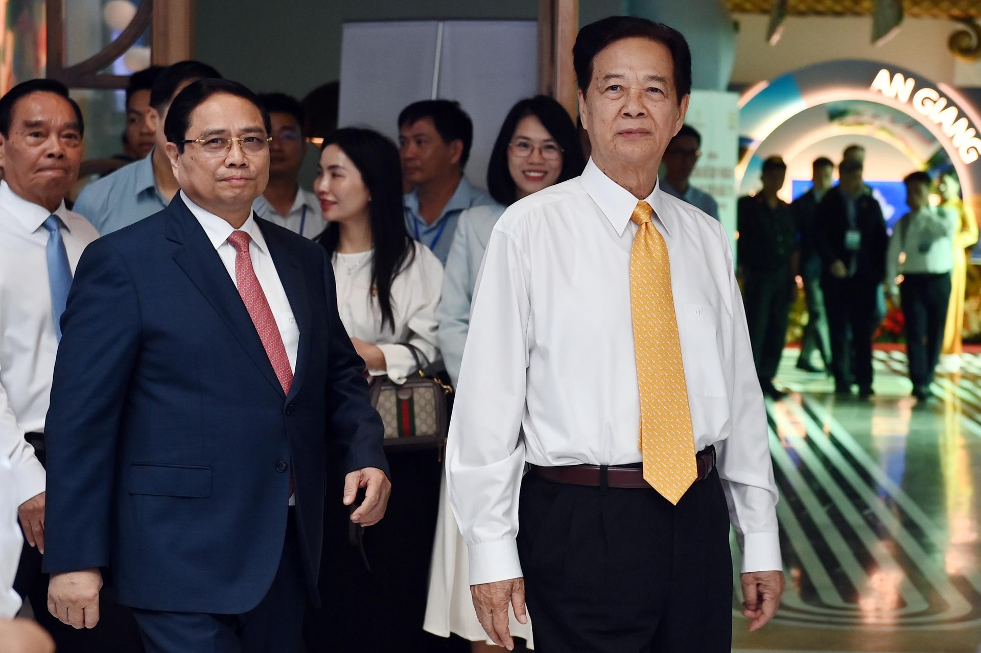 Các đồng chí lãnh đạo, nguyên lãnh đạo Đảng, Nhà nước tới dự Hội nghị. Ảnh: Ánh Dương. Các đồng chí lãnh đạo, nguyên lãnh đạo Đảng, Nhà nước tới dự Hội nghị. Ảnh: Ánh Dương.