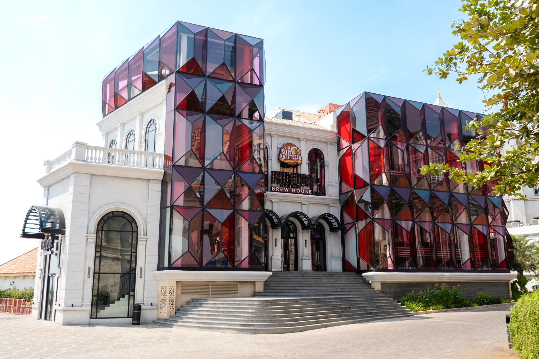 Toàn cảnh Brew House nổi bật giữa không gian nghệ thuật của Sunset Town