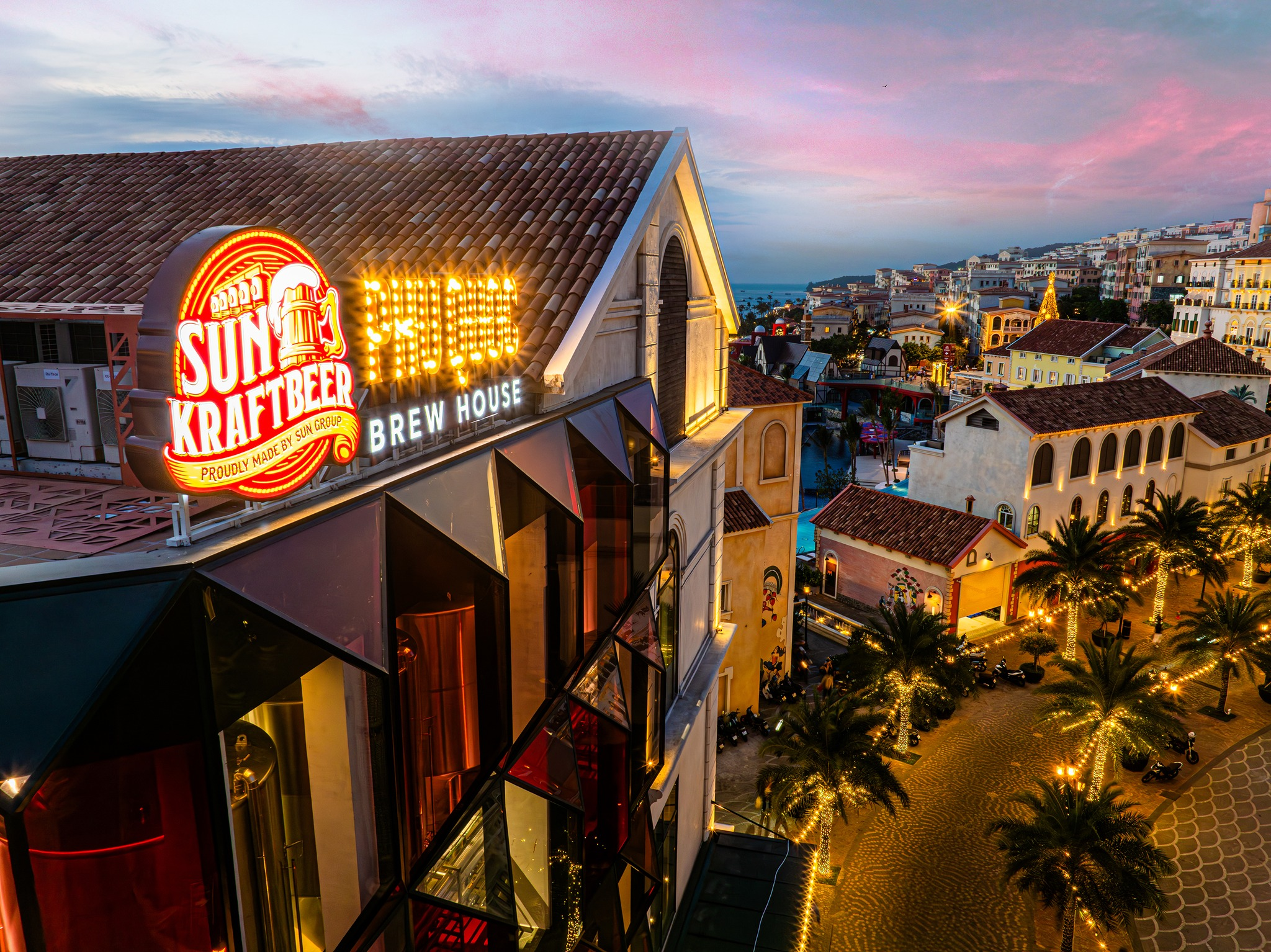 Kiến trúc Brew House gây ấn tượng với thiết kế như viên ruby hồng khổng lồ
