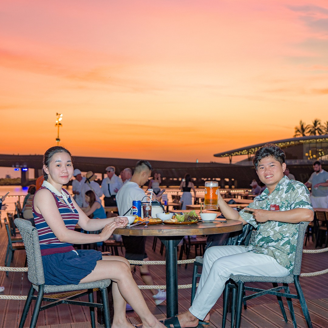 Khi hoàng hôn buông xuống là thời điểm du khách có thể thưởng thức những ly bia mát lạnh và sảng khoái ven biển