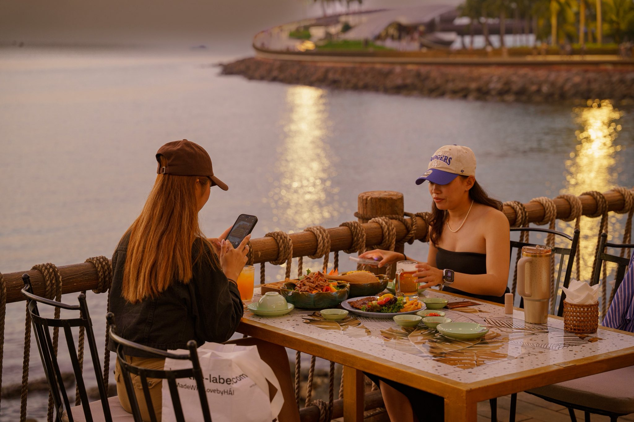 Draft Beer Phú Quốc sở hữu không gian mở hướng biển đầy thư giãn