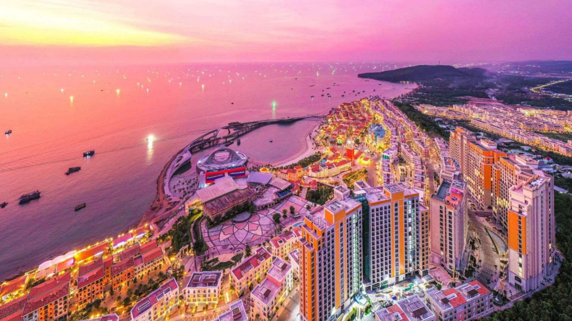 Ánh nắng cuối ngày nhuộm vàng Nam đảo tạo nên khung cảnh check in đầy ấn tượng cho du khách