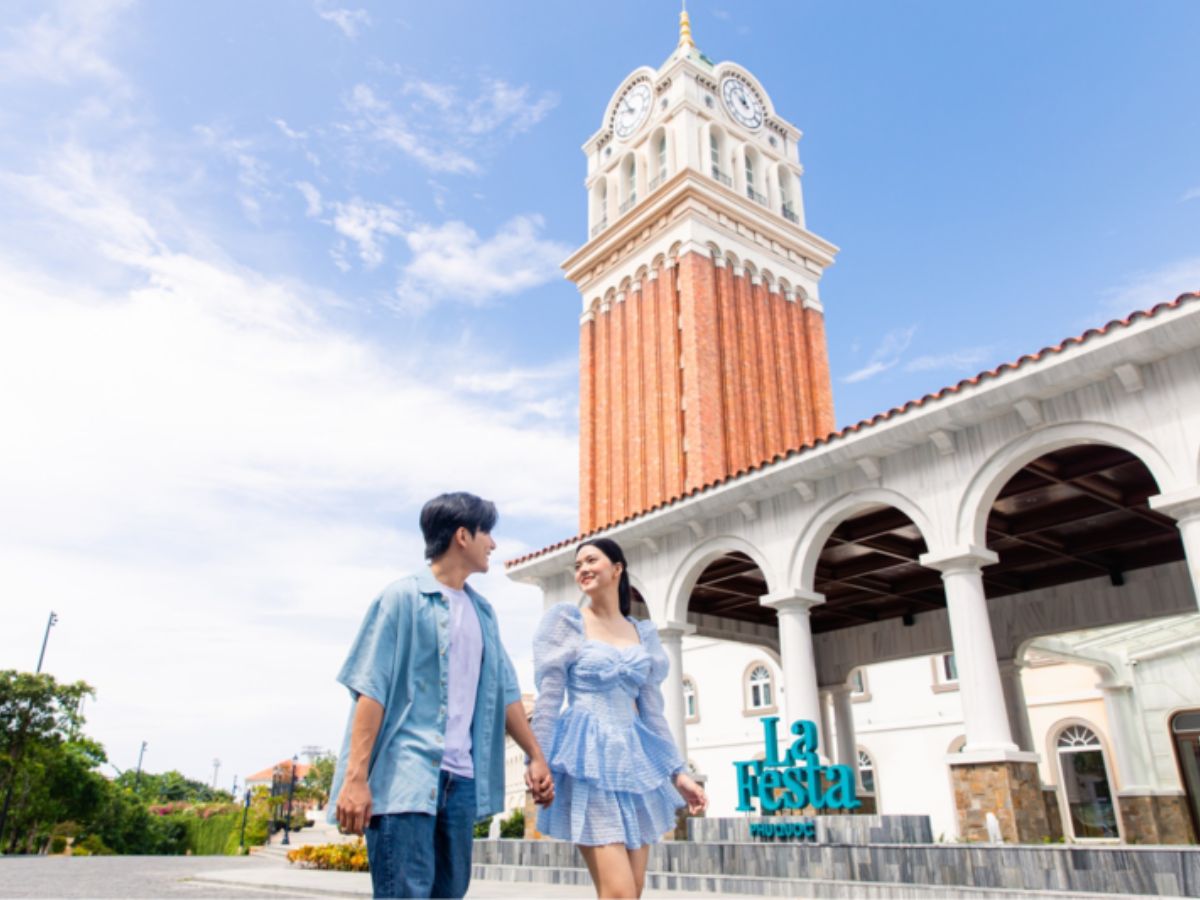 Kiến trúc độc đáo của tháp đồng hồ thu hút đông đảo du khách tham quan và chụp ảnh check in