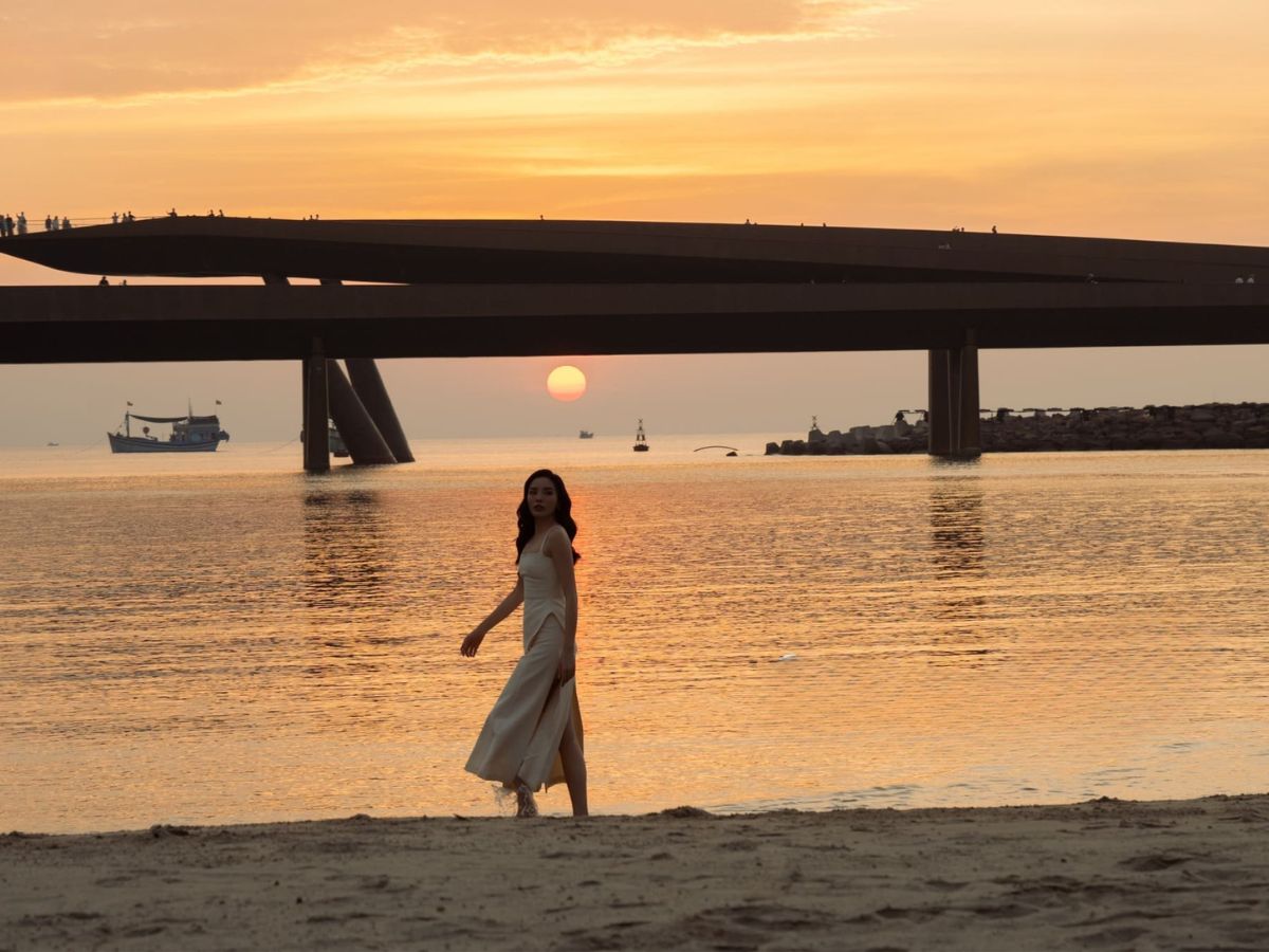 Du khách tản bộ và check in tại Cầu Hôn giữa khung cảnh biển trời lãng mạn của Sunset Town