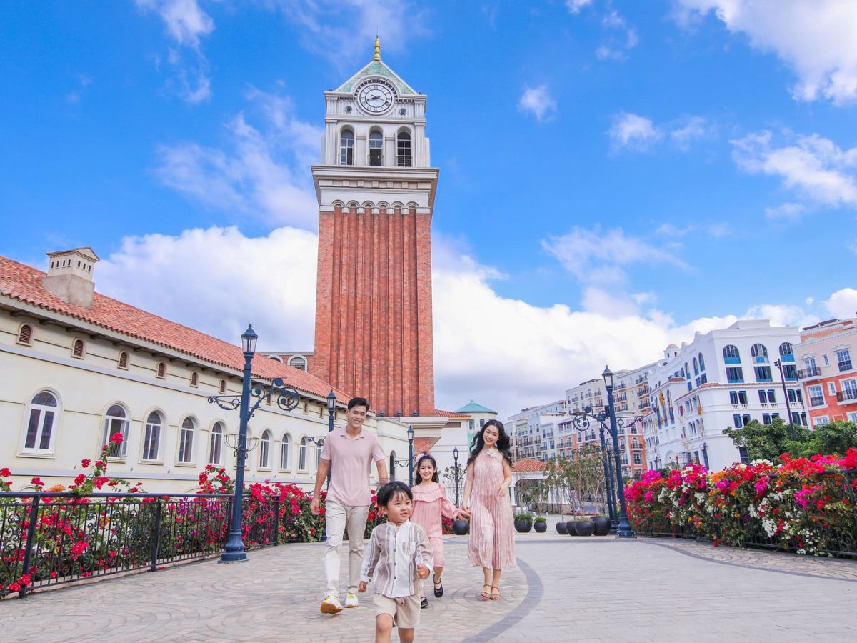 Tháp đồng hồ với kiến trúc nổi bật là địa điểm chụp ảnh nhóm được nhiều du khách yêu thích tại Sunset Town