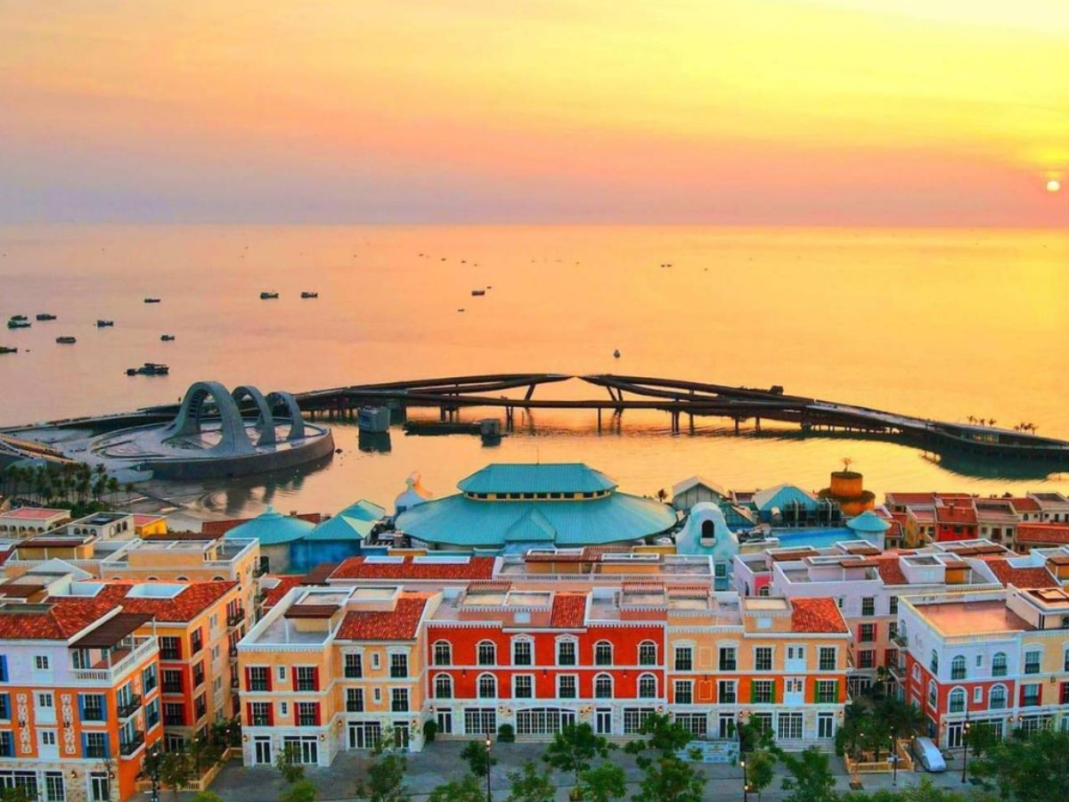 Cầu Hôn thu hút nhiều nhóm du khách đến check in nhờ kiến trúc nổi bật và view biển tuyệt đẹp