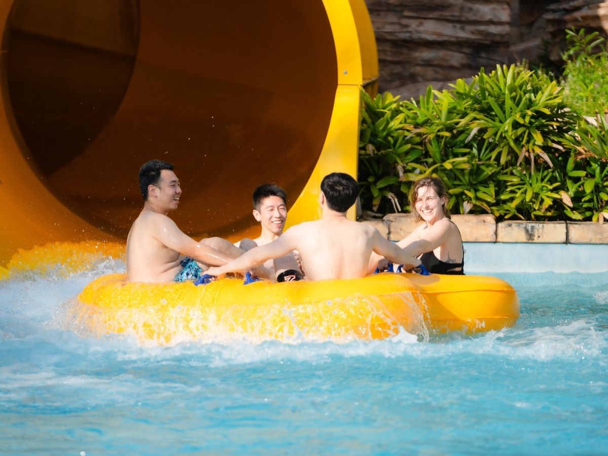 Những khoảnh khắc vui chơi sôi động tại Aquatopia giúp du khách dễ dàng có được các bức ảnh nhóm đầy cảm xúc