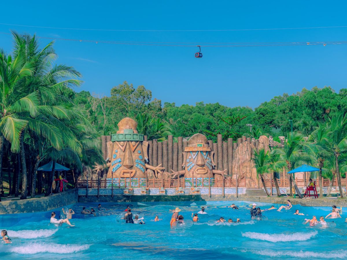 Công viên nước Aquatopia mang đến không gian vui chơi sôi động giữa thiên nhiên tuyệt đẹp của Hòn Thơm