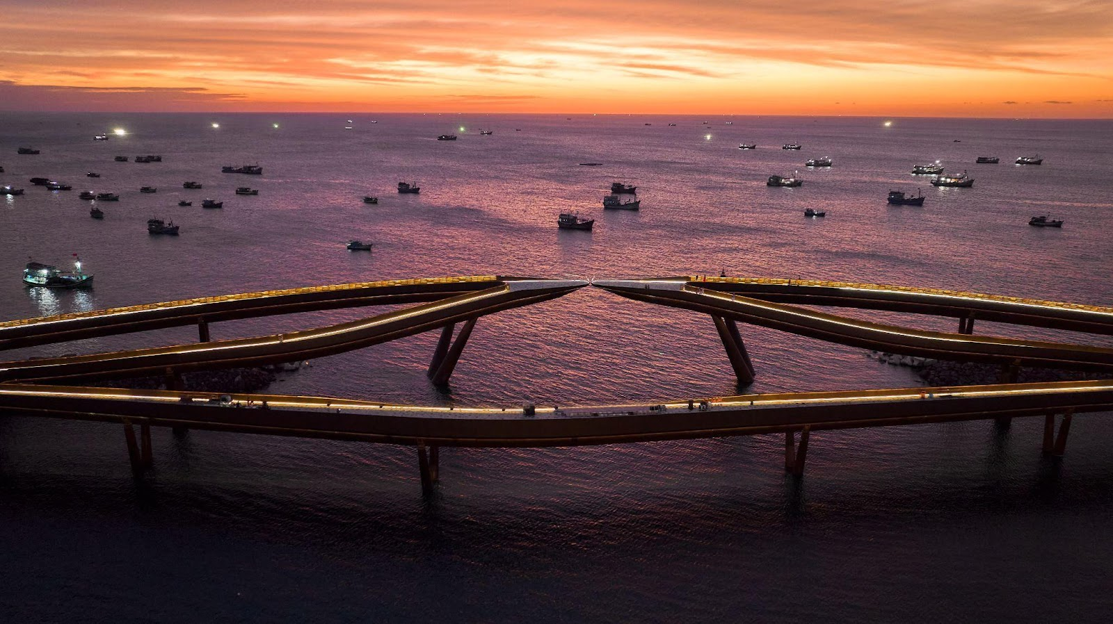 Cầu Hôn là một trong những công trình biểu tượng độc đáo nằm tại Sunset Town