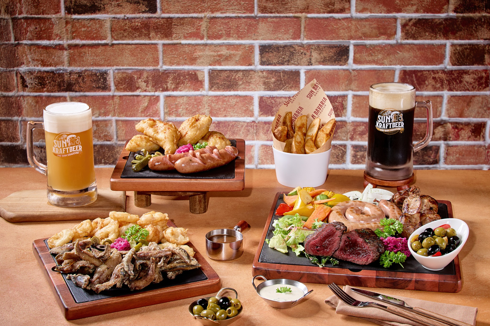 Những ly bia thủ công và menu món ăn đa dạng hấp dẫn du khách tới nhà hàng trải nghiệm&nbsp;