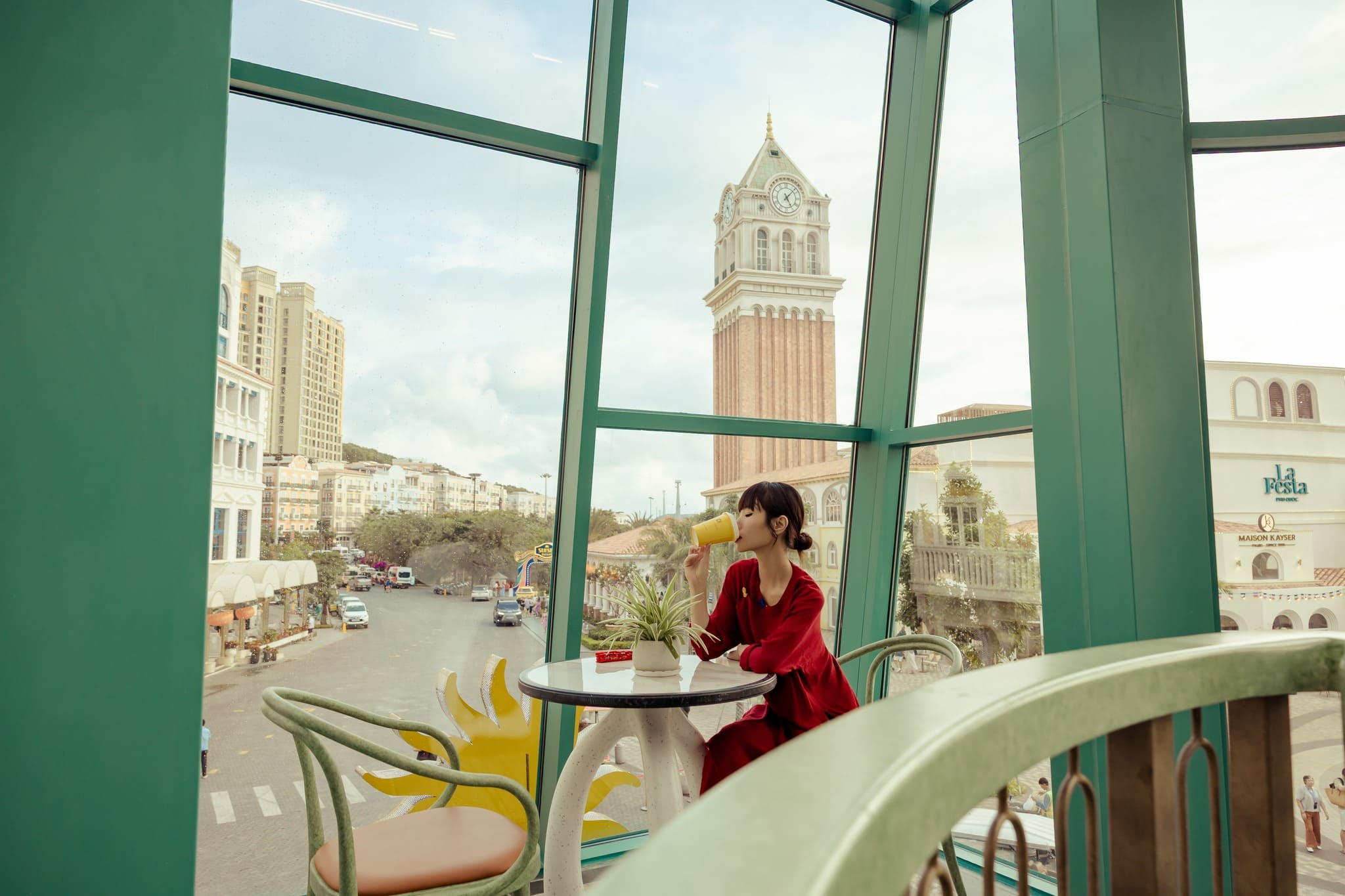 Du khách chụp ảnh bên những ô cửa kính lớn tại Apollo Cafe