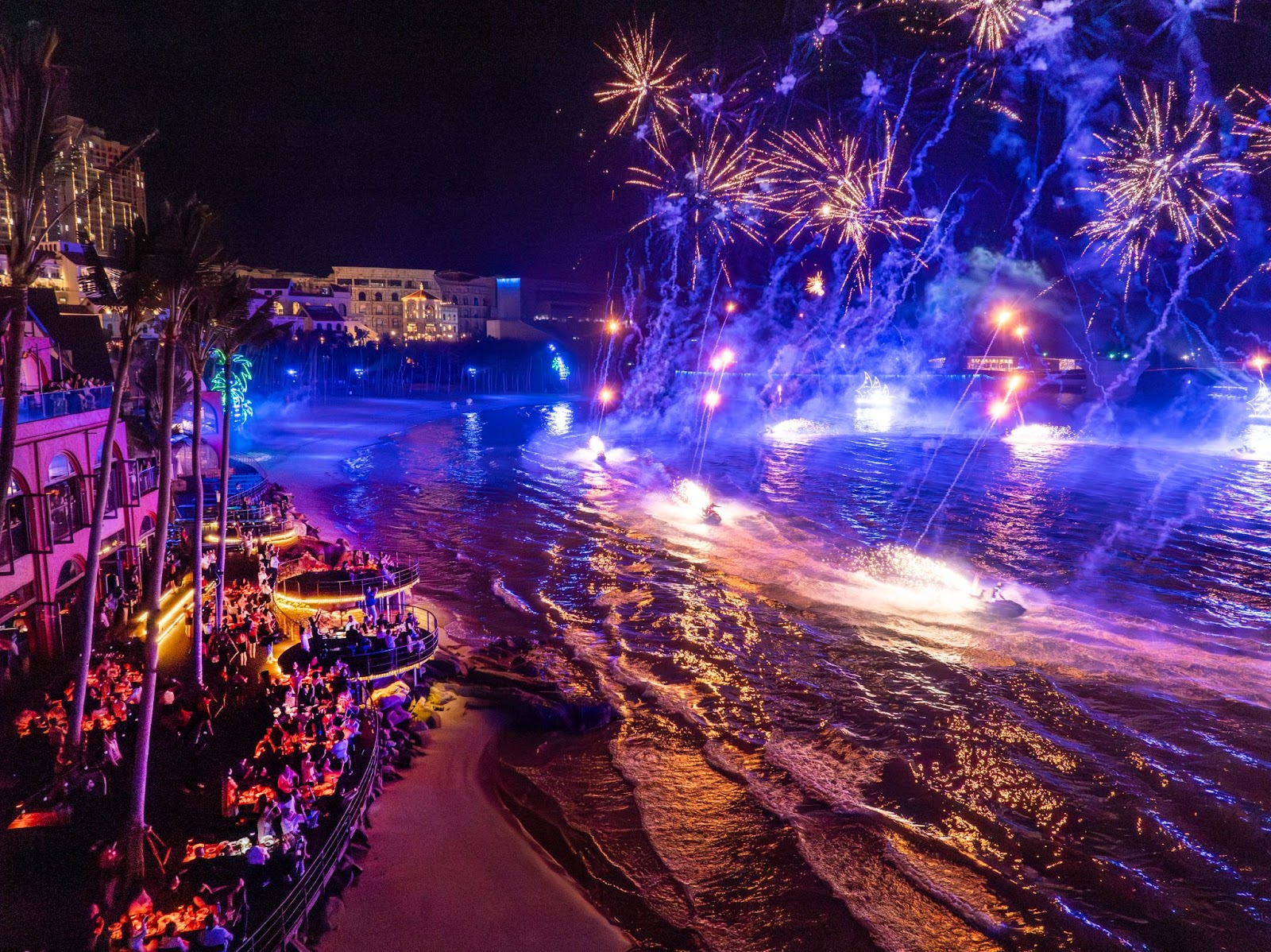 Những màn pháo hoa rực rỡ của show Symphony of the Sea gây ấn tượng với nhiều du khách