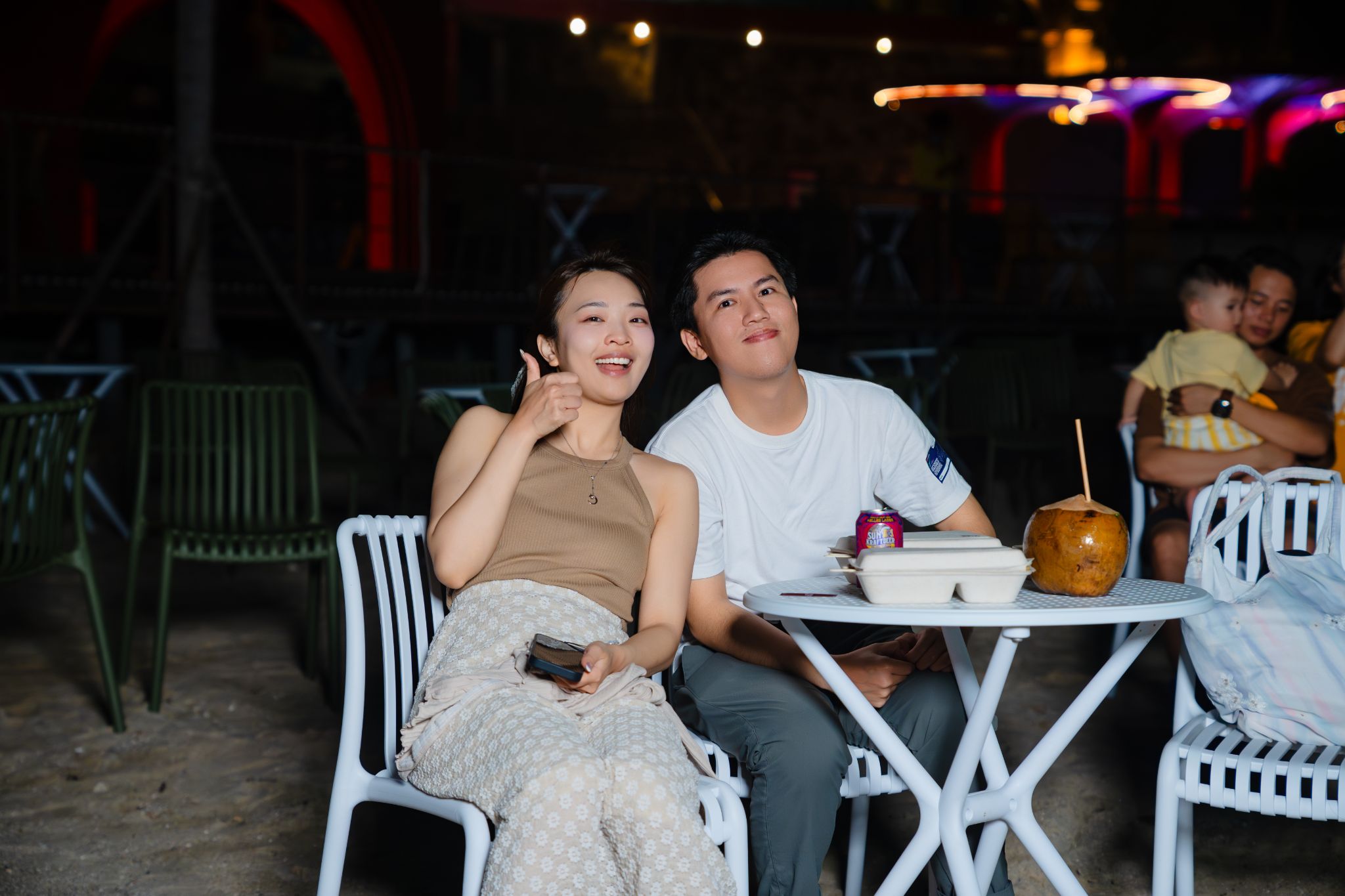 Du khách trải nghiệm không khí về đêm tại Sunset Beach Club